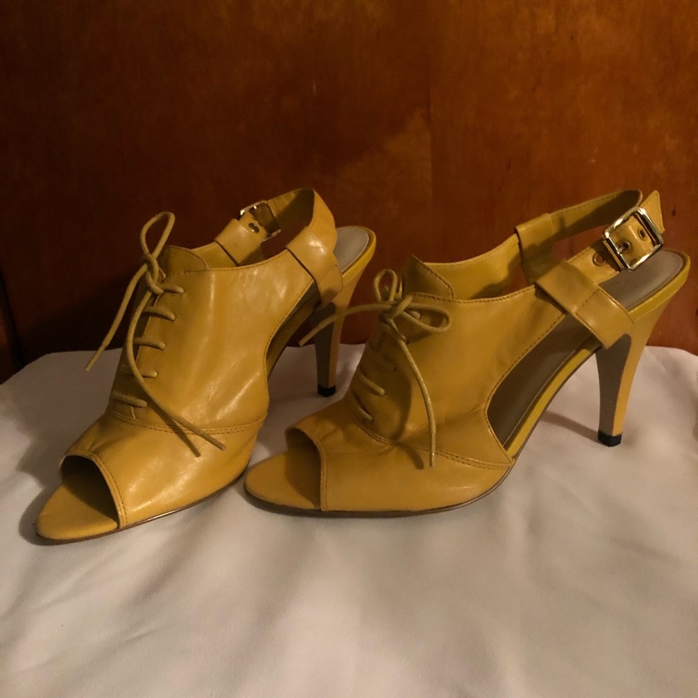 Women’s Nine West mustard pumps. Brand new!